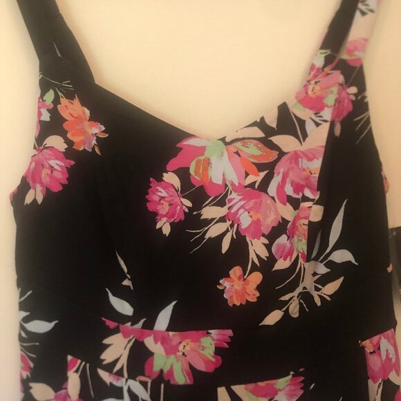 NWT Torrid sleeveless floral romper w/ pockets sz 10 - Picture 3 of 11